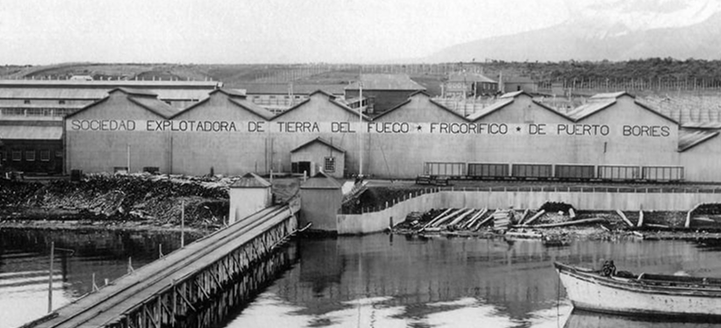 Historic black-and-white photo of the Puerto Bories cold storage plant and pier beside a Patagonian harbor.