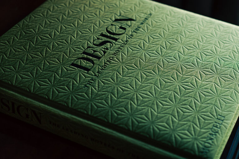 Primer plano de una portada de libro en relieve verde con patrones geométricos y el título Dune de Frank Herbert en letras negras.